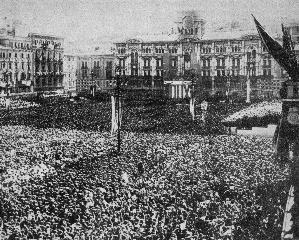 Trieste, piazza dell'Unità in occasione della visita di Benito Mussolini il 18 settembre 1938 durante la quale venne annunciato per la prima volta il contenuto delle leggi razziali fasciste