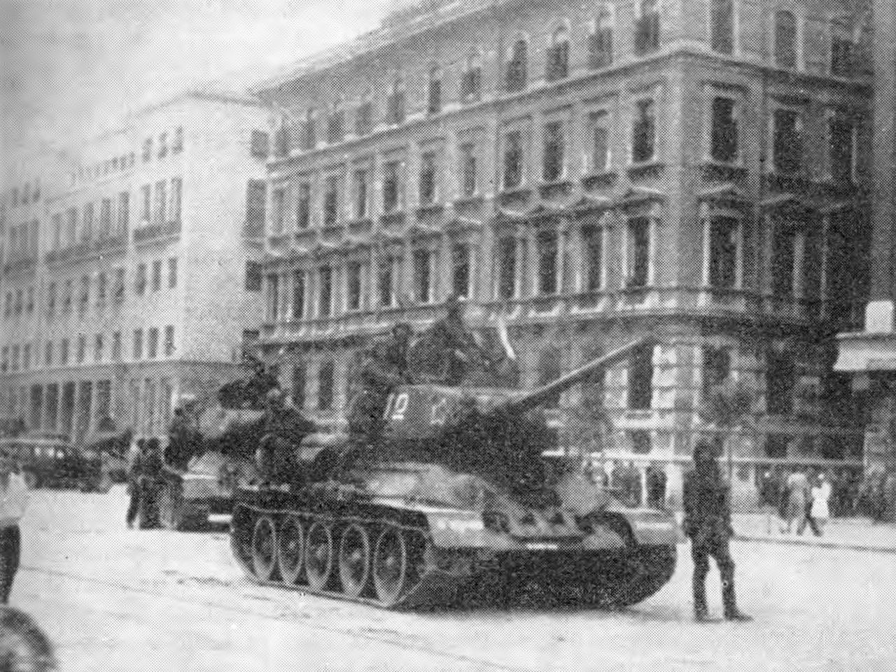 Carri T-34 della IV Armata dell'Esercito Popolare di Liberazione della Jugoslavia entrano a Trieste.
